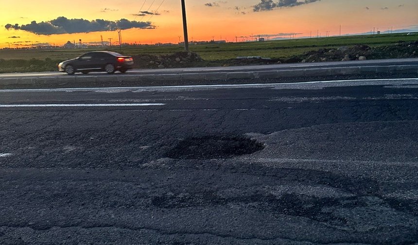 Urfa Yolunda Tehlike: Oğlaklı Köprü Mevkiinde Oluşan Çukurlar Kazalara Davetiye Çıkarıyor