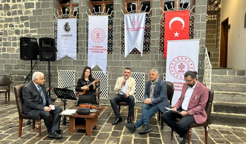 ŞEHRİN AVLUSUNDA TÜRKÜLER VE SESLERİMİZ