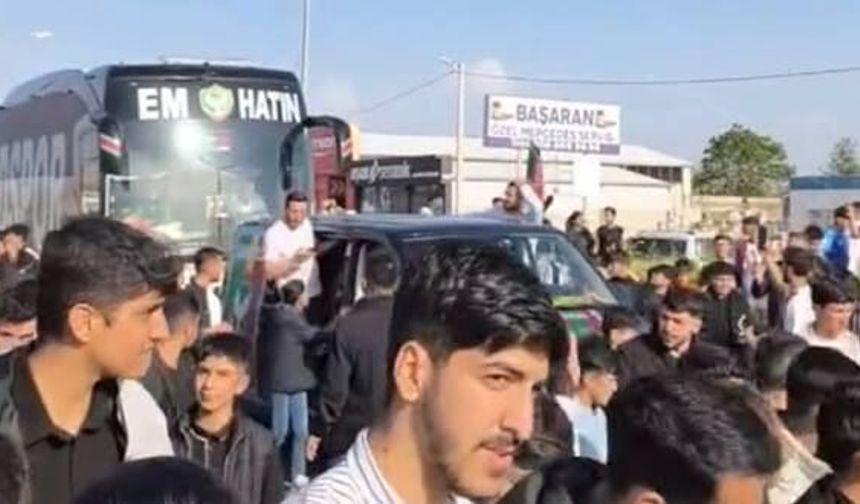 Süper Lig'e yükselen Amedspor, otobüs aracı Bismil de geçti aracı yüzlerce genç coşkuyla karşılandı