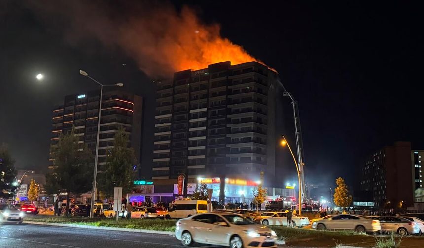 Diyarbakır’da plaza yangını: 5 kişi yaralandı!