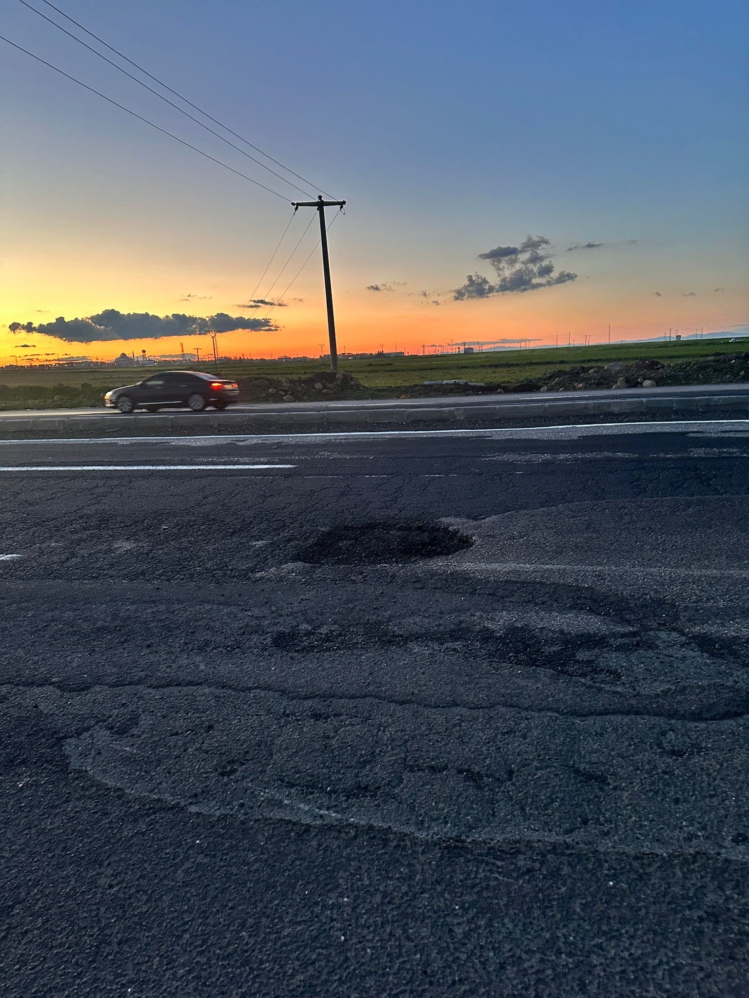 Urfa Yolunda Tehlike: Oğlaklı Köprü Mevkiinde Oluşan Çukurlar Kazalara Davetiye Çıkarıyor