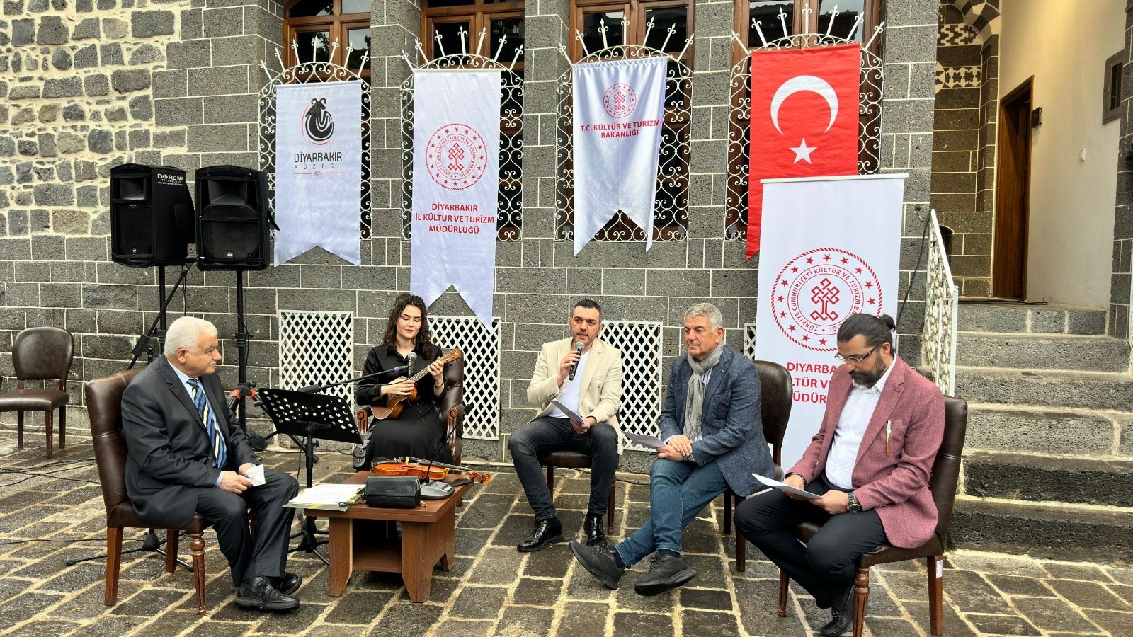 ŞEHRİN AVLUSUNDA TÜRKÜLER VE SESLERİMİZ