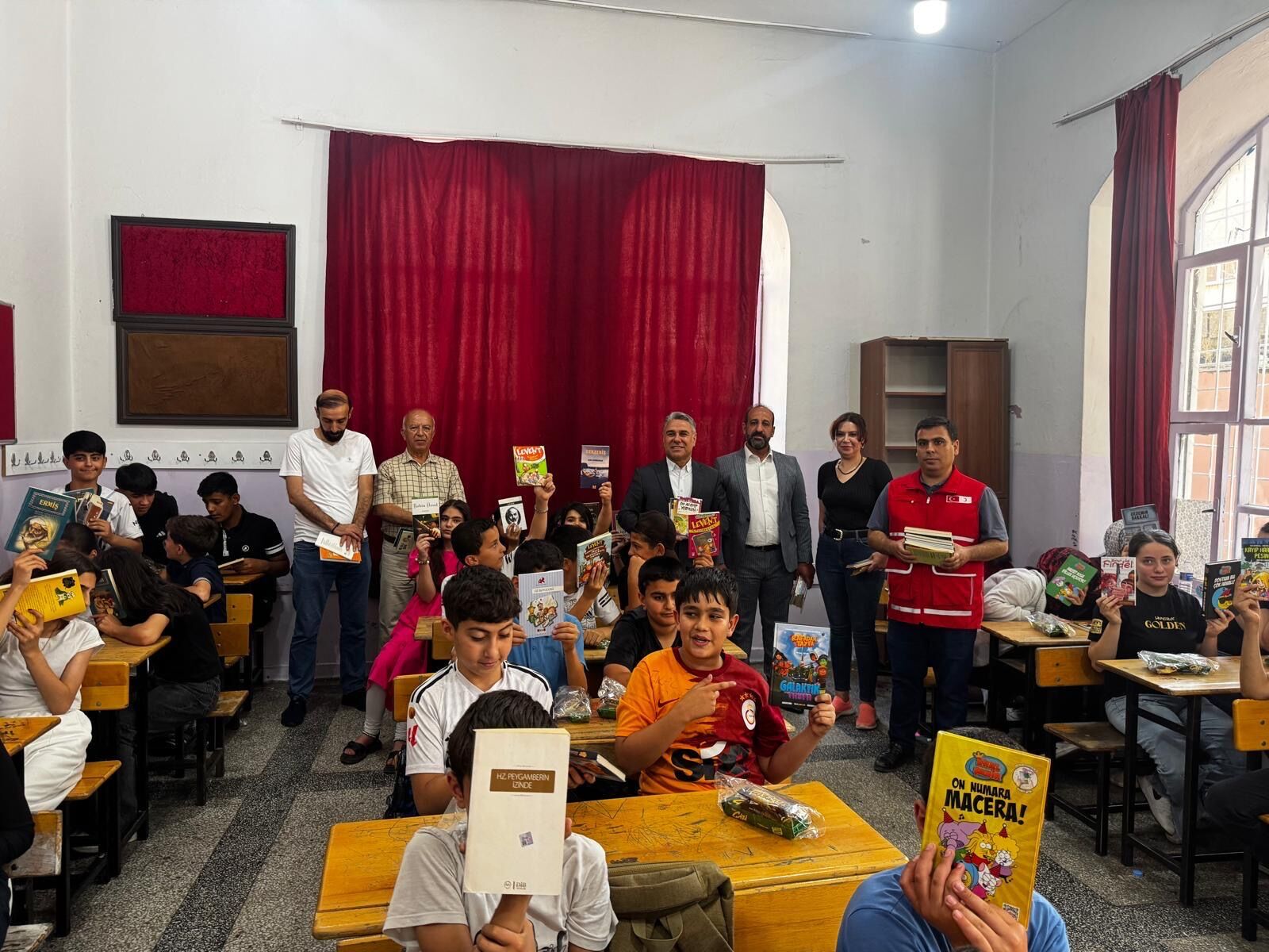Diyarbakır’da Anlamlı İş Birliği: "Bir Kitap Bin Umut" Projesiyle Öğrencilerin Yüzü Güldü